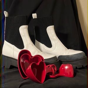 Cute hip styling chunk heals boots mark on top of 1 boot